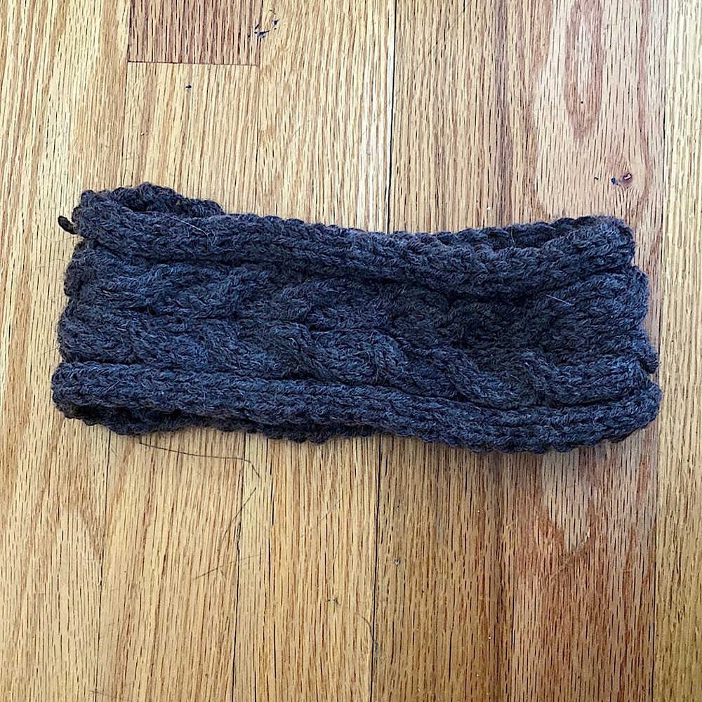 Light brown braided knit headband. OS.